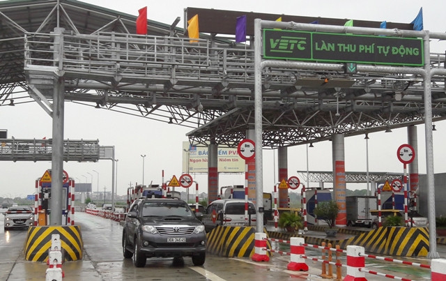 Thủ tướng Chính phủ yêu cầu triển khai dán thẻ định danh đối với xe ô tô để sử dụng dịch vụ thu phí giao thông đường bộ theo hình thức điện tử không dừng. Ảnh VGP