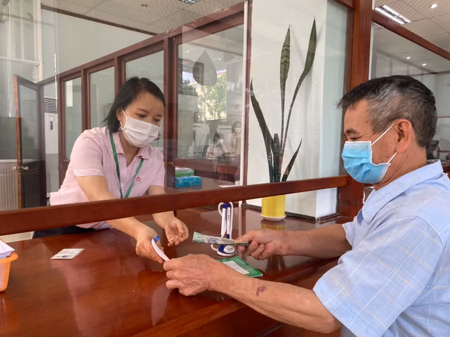 Khách hàng giao dịch tại Ngân hàng CSXH-Chi nhánh tỉnh. Ảnh H.L