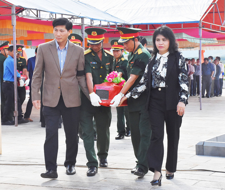 Lãnh đạo tỉnh, huyện thực hiện nghi thức di quách hài cốt liệt sĩ đến nơi an táng. Ảnh: Hà Phương Lãnh đạo tỉnh, huyện thực hiện nghi thức di quách hài cốt liệt sĩ đến nơi an táng. Ảnh: Hà Phương