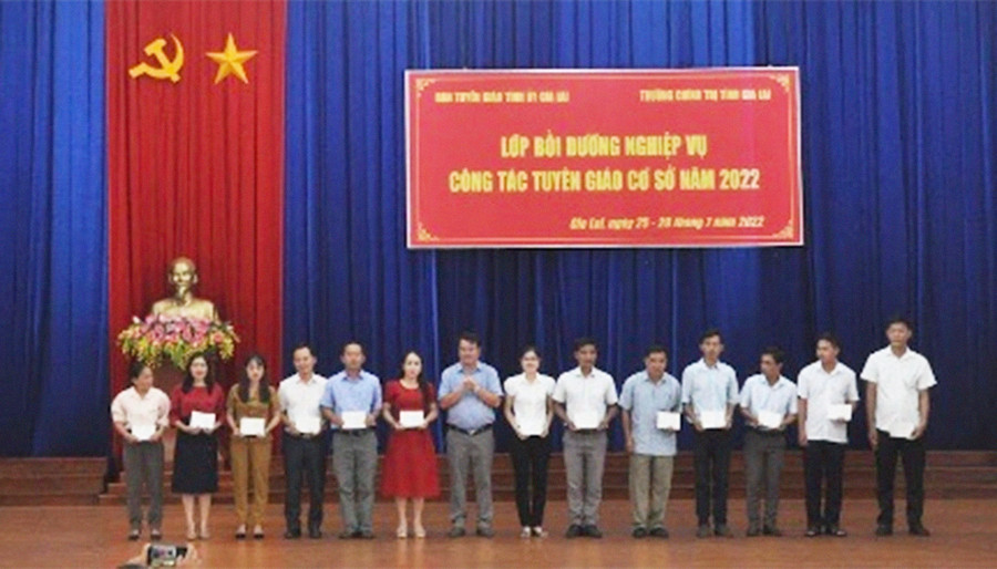 Phó Trưởng ban Tuyên giáo Tỉnh ủy Tống Thới Mốc (thứ 7 từ trái sang) trao chứng chỉ cho các học viên. Ảnh: Thùy Dương Phó Trưởng ban Tuyên giáo Tỉnh ủy Tống Thới Mốc (thứ 7 từ trái sang) trao chứng chỉ cho các học viên