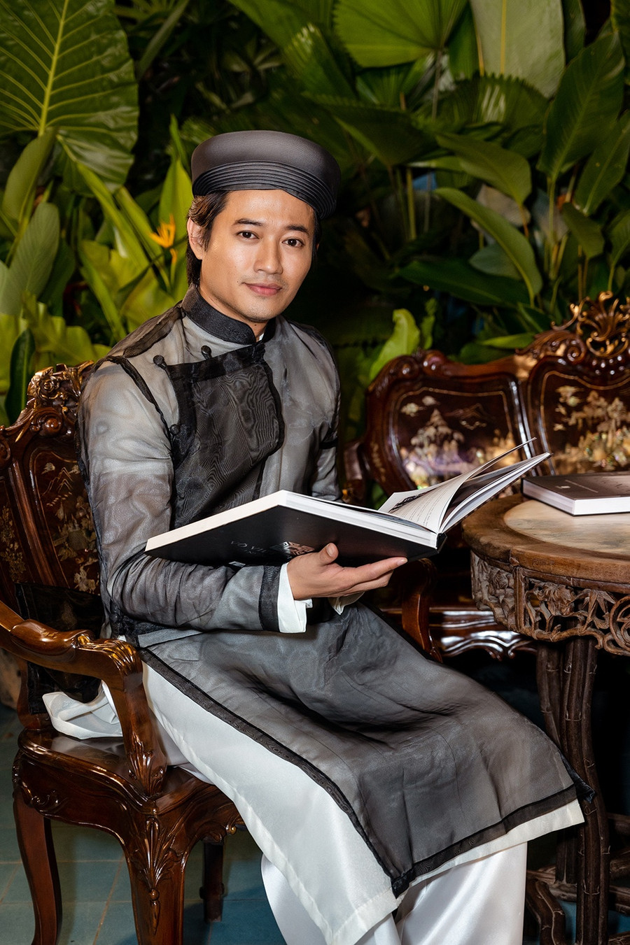  Diễn viên - ca sĩ Quý Bình chọn áo dài khăn đóng