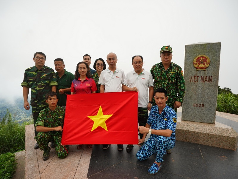  Cờ Tổ quốc ở cực Tây. Ảnh: Độc Lập