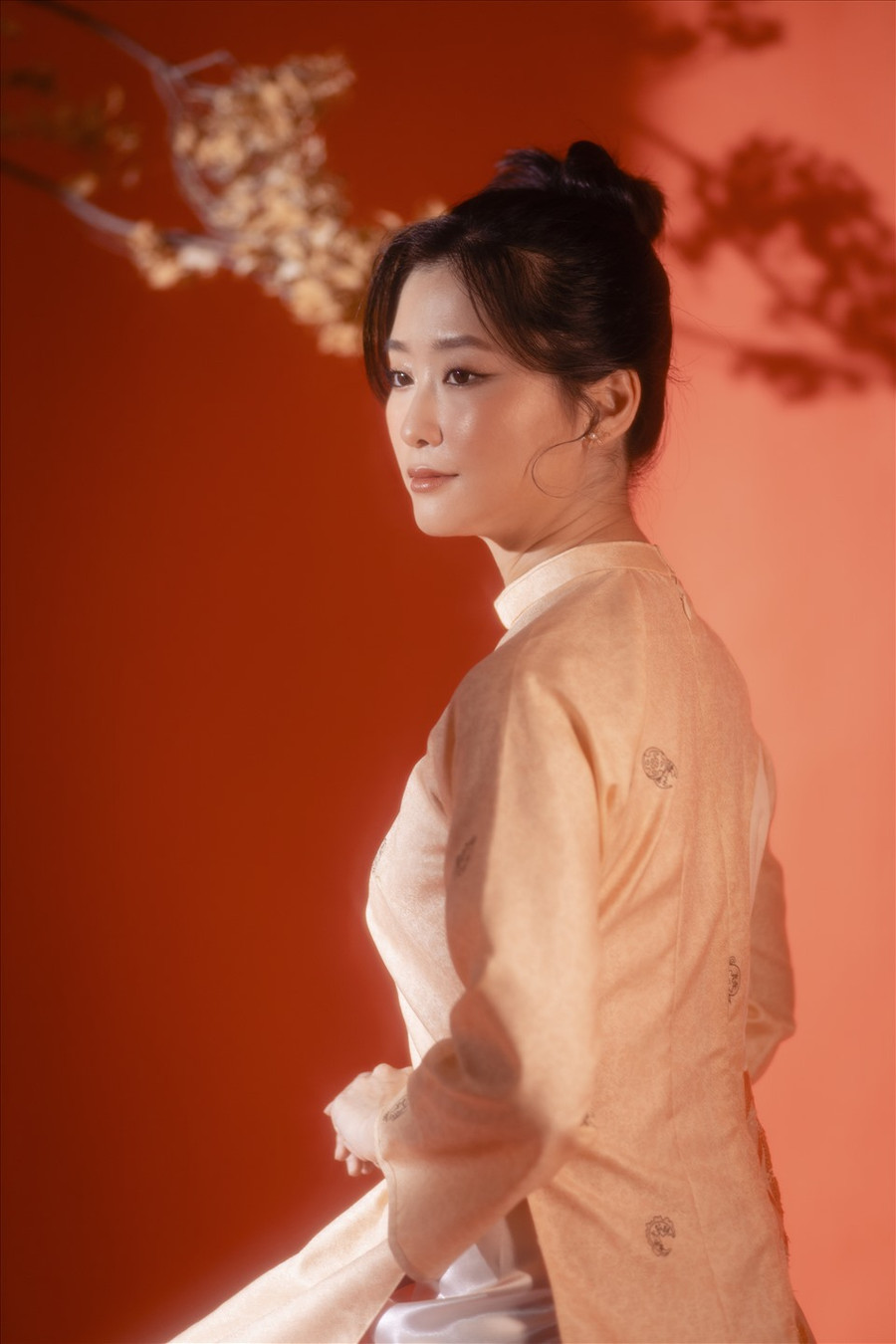 Vẻ đẹp của nữ diễn viên "Em và Trịnh" thêm mặn mà khi khoác lên mình tà áo dài Việt Nam. Ảnh: Nguyễn Khương Vẻ đẹp của nữ diễn viên