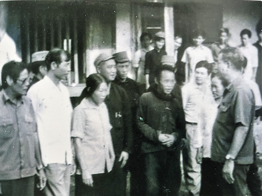 Trung tướng Trịnh Trân, Tư lệnh BĐBP (bìa phải) thăm, động viên đồng bào các dân tộc H.Xín Mần (Hà Giang) sát cánh cùng bộ đội trong nhiệm vụ bảo vệ chủ quyền, năm 1993. Ảnh: Tư liệu