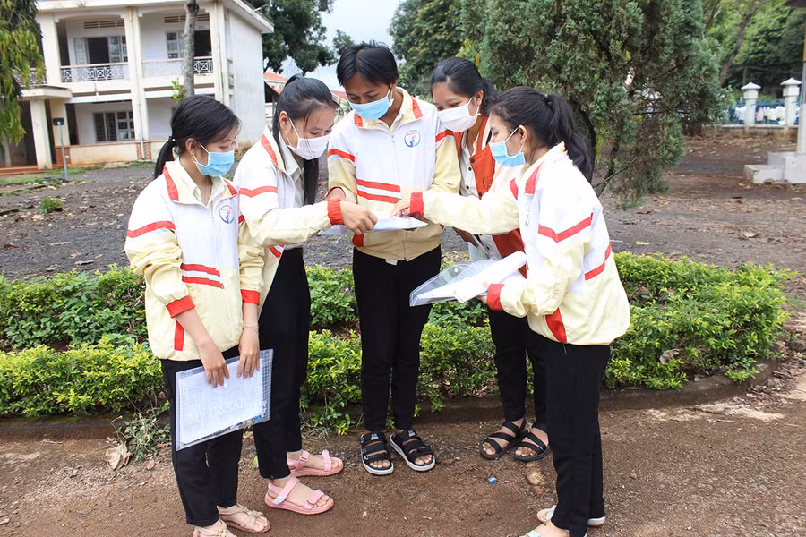 - Thí sinh tại điểm Trường THPT Nguyễn Thái Học( thị trấn Nhơn Hòa, huyện Chư Pưh) chuẩn bị bước vào môn thi môn đầu tiên. Ảnh: Nguyễn Diệp