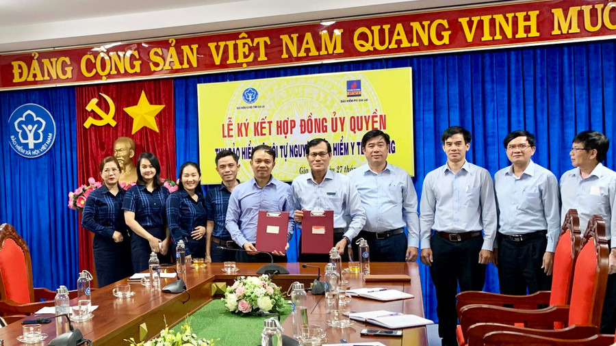 Đại diện hai đơn vị chụp ảnh lưu niệm sau khi ký kết hợp đồng. Ảnh: Như Nguyện