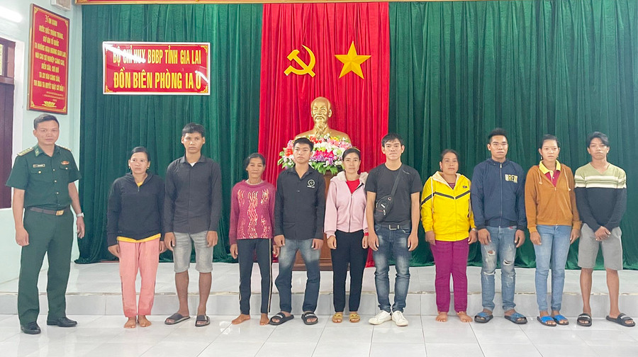  Đồn Biên phòng Ia O bàn giao 5 nạn nhân bị lừa đảo qua Campuchia làm việc. Ảnh: Hoành Sơn