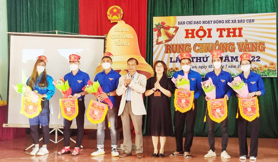  Ban Tổ chức tặng cờ lưu niệm cho các đội tham gia tại Hội thi. Ảnh: Hà Phương