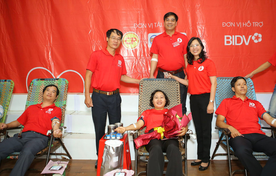 ãnh đạo HĐND tỉnh, Ủy ban MTTQ Việt Nam tỉnh và Báo Gia Lai tham gia hiến máu tại Ngày hội “Giọt hồng Cao nguyên”.