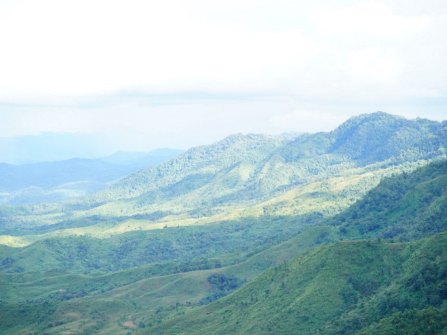 Núi đồi hùng vĩ dưới mốc cực Tây. Ảnh: Mai Thanh Hải