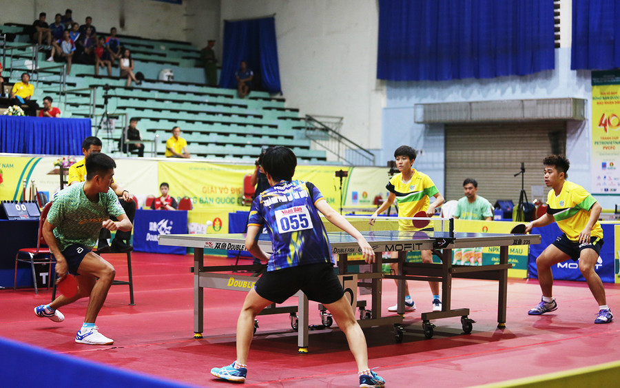 Trận đấu đã diễn ra hấp dẫn với những pha rượt đuổi tỷ số của 2 cặp đôi. Ảnh: Văn Ngọc