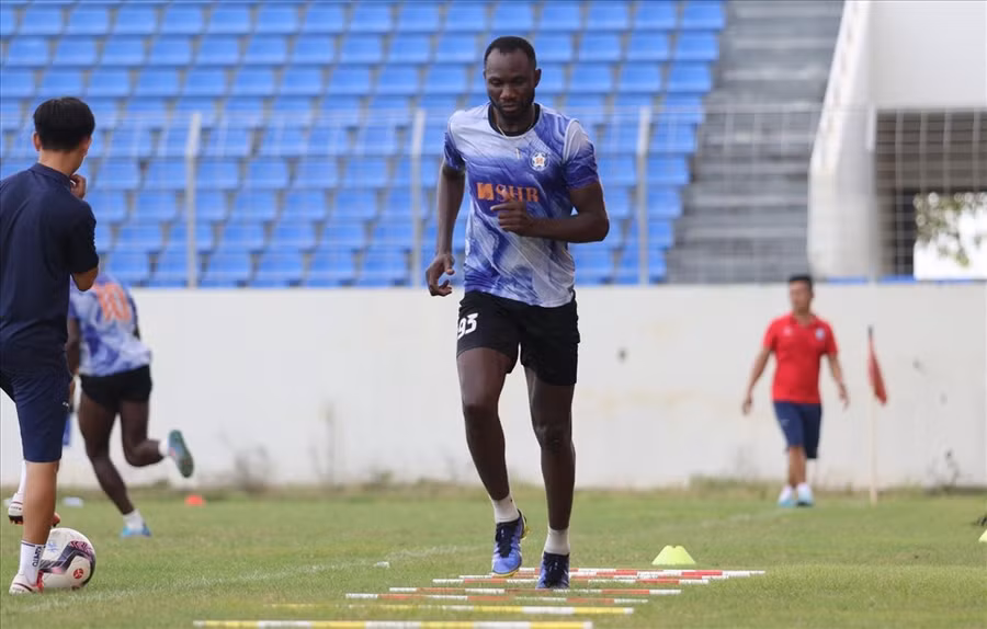 Osaguona thi đấu ổn nhất trong 3 ngoại binh Đà Nẵng nhưng thường xuyên gặp chấn thương. Ảnh: ĐNFC