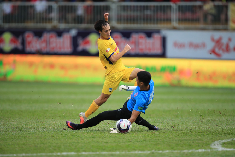 Văn Toàn cùng HAGL bứt phá ngoạn mục trên bảng xếp hạng V-League 2022. Ảnh: Minh Trần