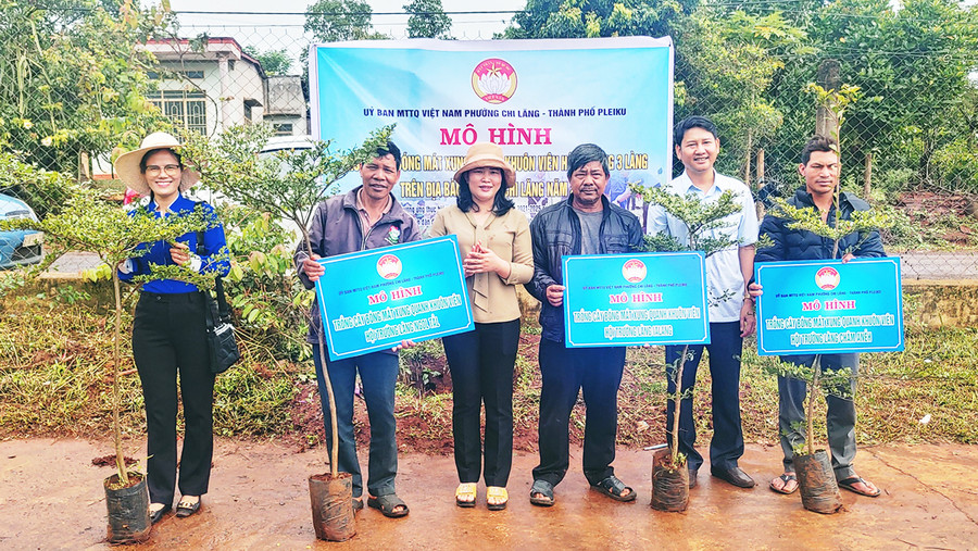  Ủy ban MTTQ Việt Nam phường Chi Lăng (TP. Pleiku) trao tặng cây bóng mát cho đại diện 3 làng. Ảnh: Bá Bính