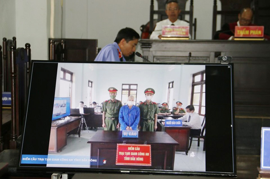 Bị cáo Lý Văn Sanh tại điểm cầu Trại tam giam Công an tỉnh Đak Nông. Ảnh: Báo Đak Nông