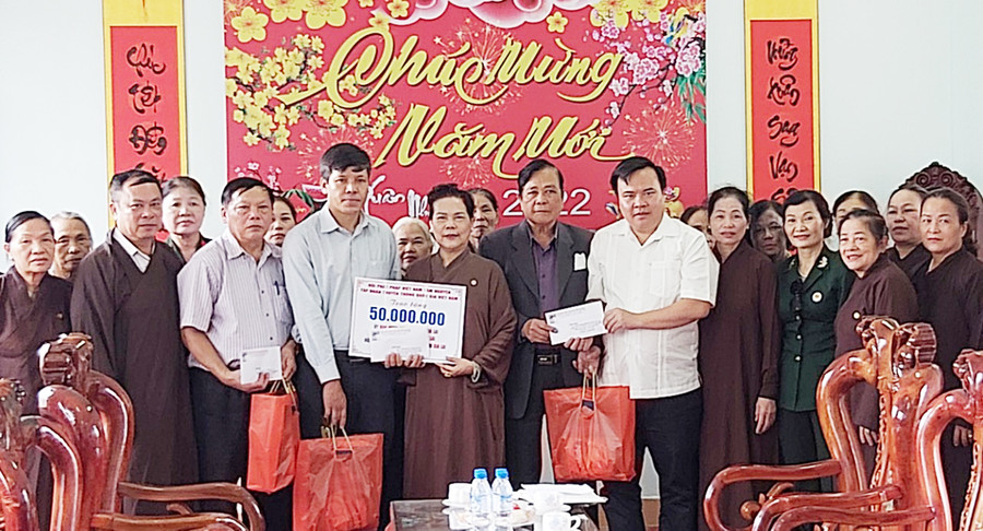 Đại diện lãnh đạo các đơn vị tiếp nhận tiền trao tặng cho người có công cách mạng. Ảnh: Ngọc Anh  Đại diện lãnh đạo các đơn vị tiếp nhận tiền trao tặng cho người có công cách mạng. Ảnh: Ngọc Anh