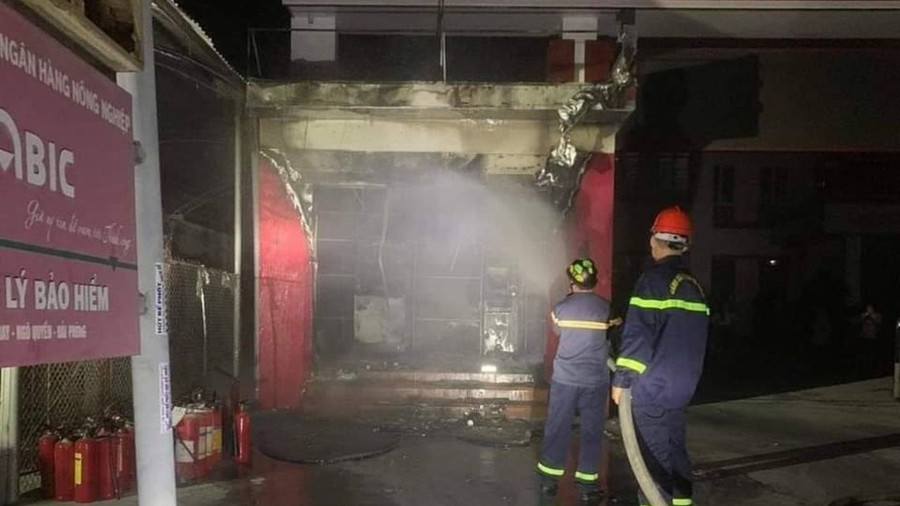 Đến 21 giờ ngày 25.7, đám cháy ở cây ATM đã hoàn toàn được khống chế. Ảnh: CTV Đến 21 giờ ngày 25.7, đám cháy ở cây ATM đã hoàn toàn được khống chế. Ảnh: CTV