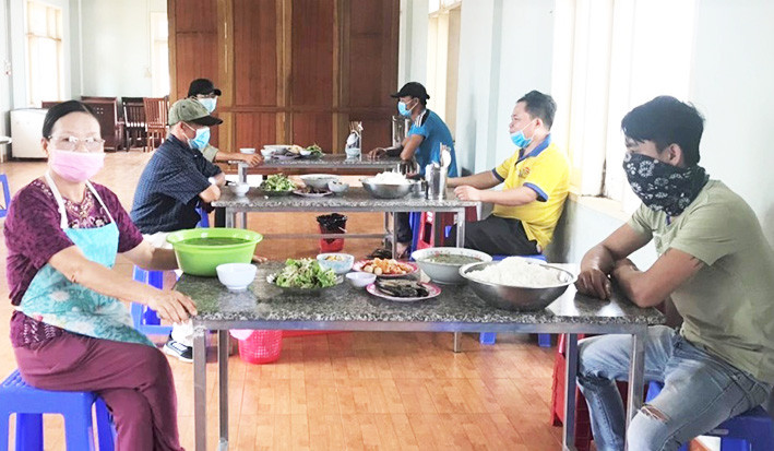  Công ty TNHH Sản xuất-Thương mại Gia Khang quan tâm bữa ăn ca cho công nhân. Ảnh: Đinh Yến