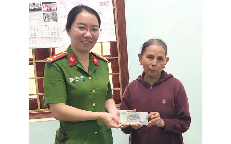 Cán bộ Công an huyện Chư Păh trao trả tài sản cho bà Nguyễn Thị Cam. Ảnh Công an huyện Chư Păh Ảnh Công an