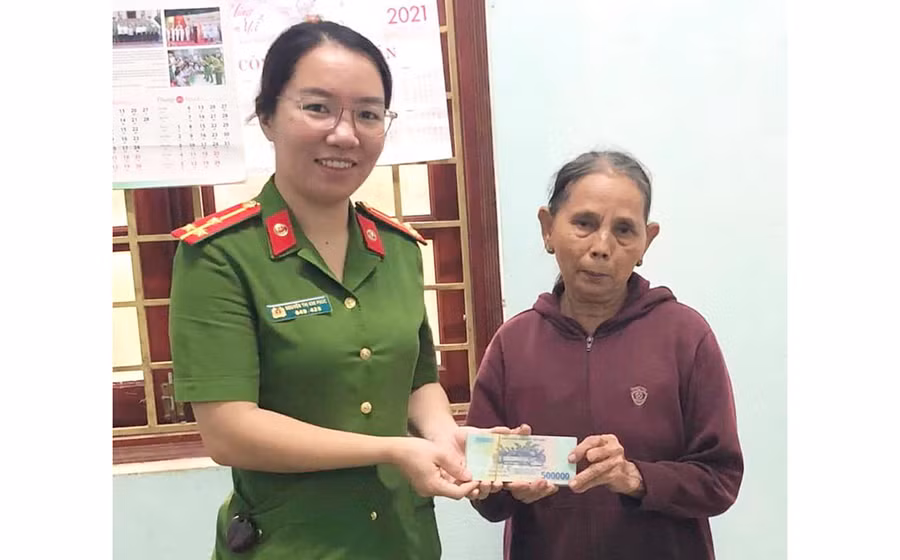 Cán bộ Công an huyện Chư Păh trao trả tài sản cho bà Nguyễn Thị Cam. Ảnh Công an huyện Chư Păh Ảnh Công an