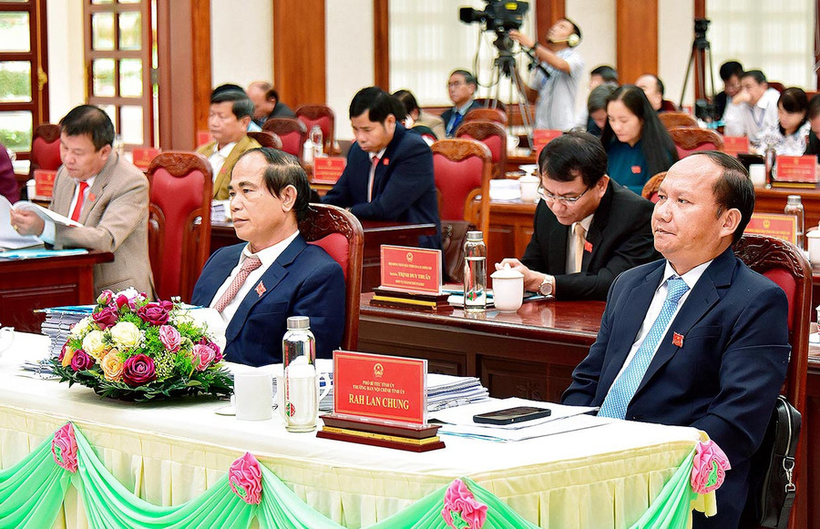 Lãnh đạo tỉnh tham dụ kỳ họp. Ảnh: Đức Thụy