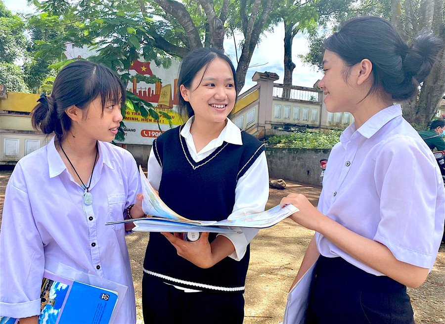  Tỷ lệ thí sinh đậu tốt nghiệp THPT chung toàn tỉnh năm 2022 đạt 98,33%, tăng 0,48 % so với năm 2021. Ảnh: Mộc Trà