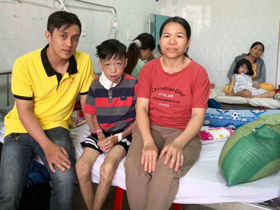 Việc tặng gạo và lui tới thăm hỏi của anh Vũ và CLB đã giúp em Giang có thêm động lực để chiến đấu với bệnh tật. Ảnh: Hồng Thương