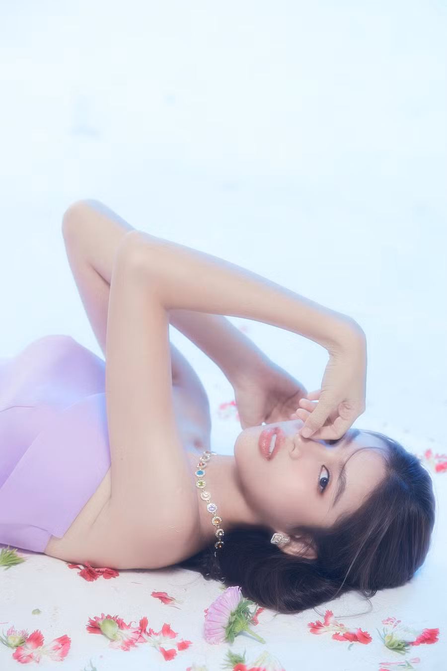 Nhiều khán giả nhận xét nhan sắc của cô ngày càng thăng hạng qua từng giai đoạn và bộ ảnh mừng sinh nhật lần này cũng rất phù hợp với lứa tuổi của cô.