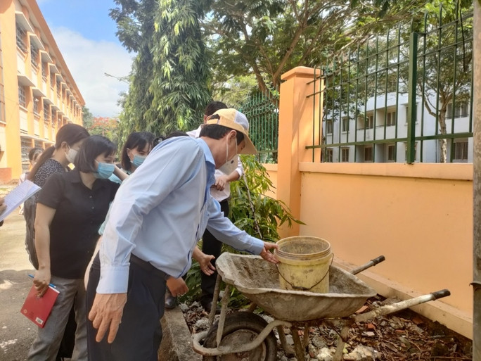 Kiểm tra phòng chống dịch bệnh sốt xuất huyết tại huyện Bình Chánh. Kiểm tra phòng chống dịch bệnh sốt xuất huyết tại huyện Bình Chánh