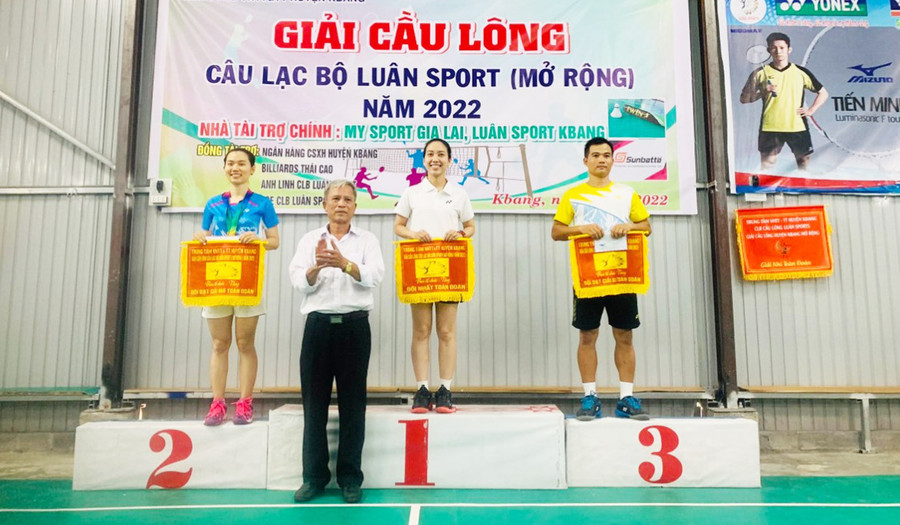 Ban tổ chức trao giải toàn đoàn cho 3 câu lạc bộ đạt thành tích cao. Ảnh: Minh Ngân Ban tổ chức trao giải toàn đoàn cho 3 câu lạc bộ đạt thành tích cao. Ảnh: Minh Ngân