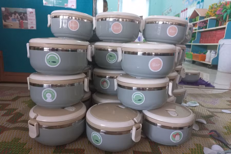 Cặp lồng mang cơm mới giúp giữ ấm thức ăn đến trưa. Ảnh: NVCC