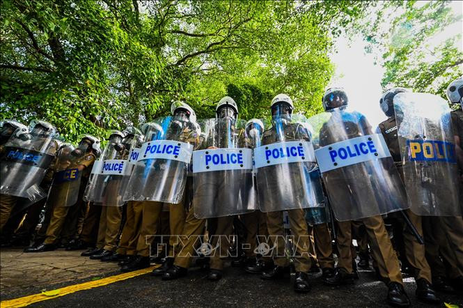 Cảnh sát Sri Lanka được triển khai đảm bảo trật tự ở thủ đô Colombo khi người dân biểu tình yêu cầu Tổng thống Gotabaya Rajapaksa từ chức, ngày 21/5/2022. Ảnh: AFP/TTXVN