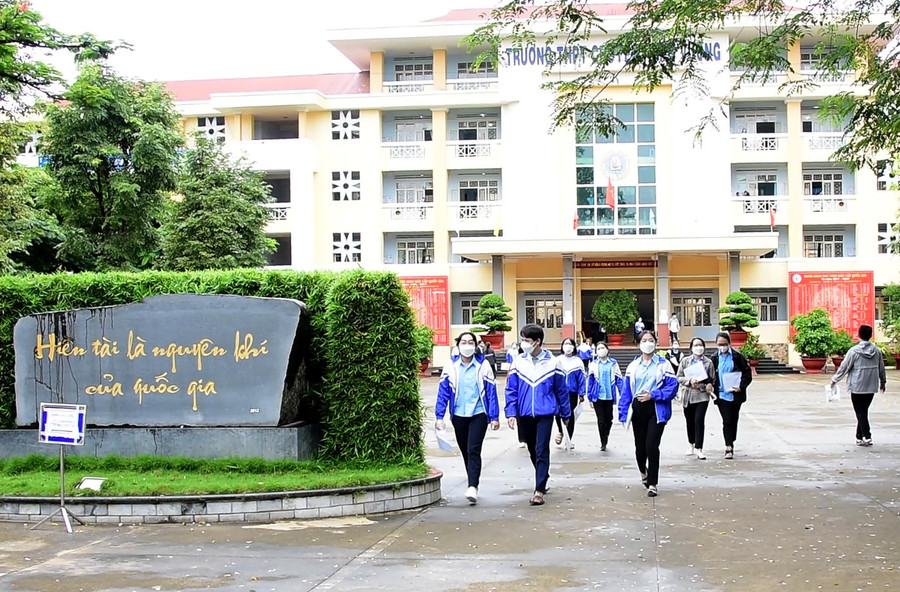 Các thí sinh kết thúc thi môn văn. Ảnh: Đức Thụy