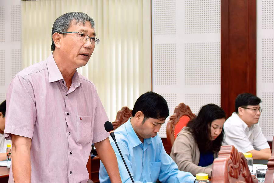 Bí thư Huyện ủy Kông Chro nêu khó khăn của địa phương trong thực hiện công tác giảm nghèo. Ảnh: Đức Thụy