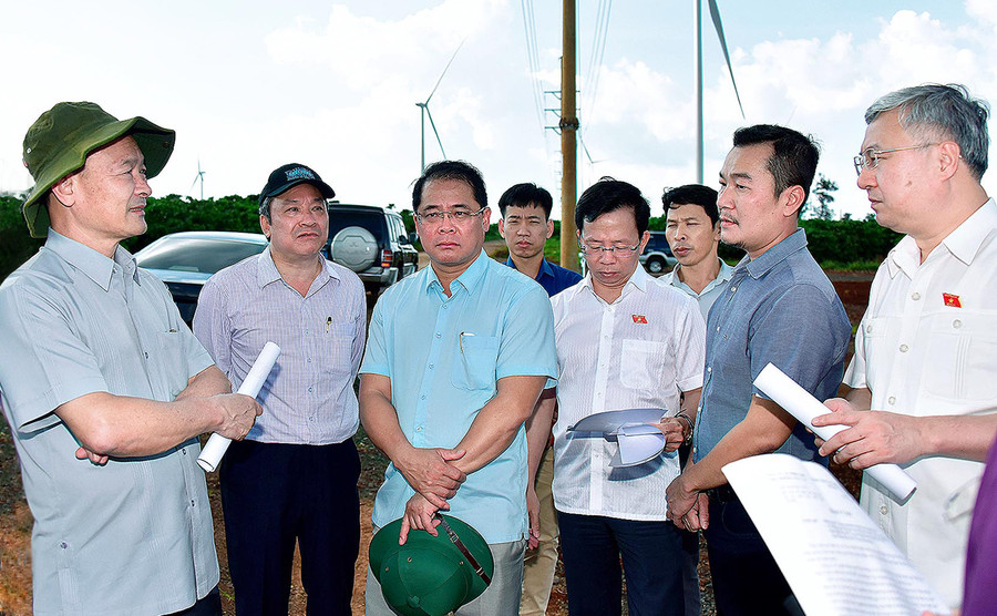 Đoàn giám sát cũng đã đi khảo sát thực tế một dự án điện gió trên địa bàn. Ảnh: Đức Thụy