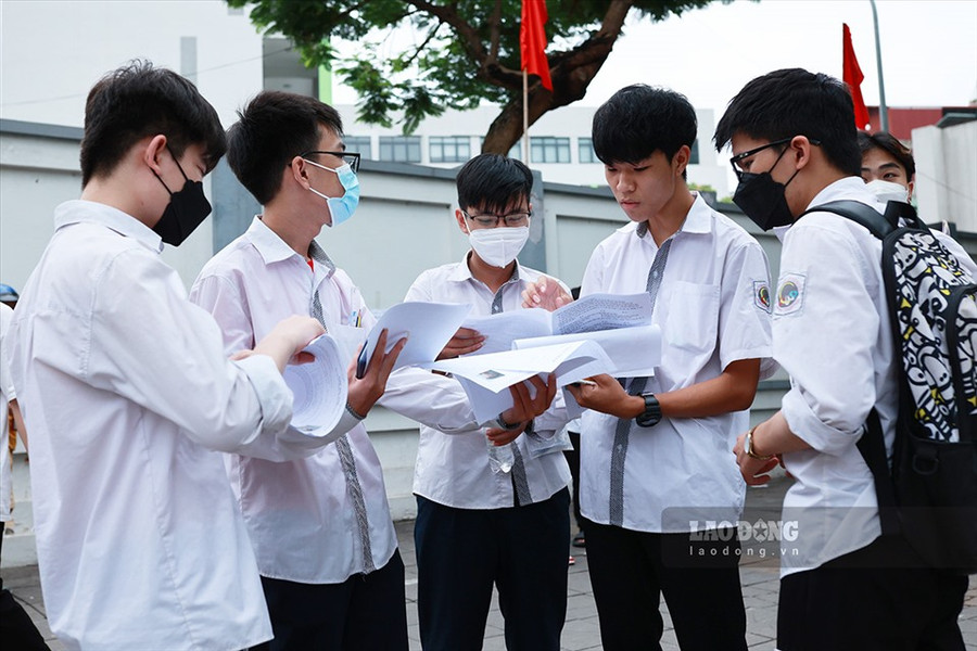Chiều 8.7, thí sinh làm bài thi môn Ngoại ngữ Kỳ thi tốt nghiệp THPT năm 2022. Ảnh: Hải Nguyễn Chiều 8.7, thí sinh làm bài thi môn Ngoại ngữ Kỳ thi tốt nghiệp THPT năm 2022. Ảnh: Hải Nguyễn