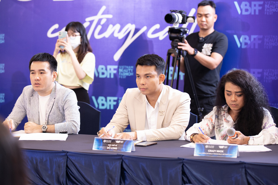 Hai nhà thiết kế là Lê Thanh Hòa (bên trái) và Đỗ Long (ở giữa) hứa hẹn gửi đến khán giả những bộ trang phục đẹp mắt, tinh tế nhưng vẫn không kém phần quyến rũ. Ảnh: BTC