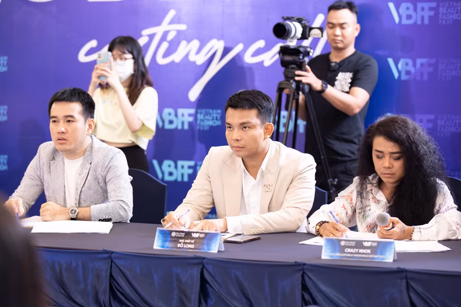 Hai nhà thiết kế là Lê Thanh Hòa (bên trái) và Đỗ Long (ở giữa) hứa hẹn gửi đến khán giả những bộ trang phục đẹp mắt, tinh tế nhưng vẫn không kém phần quyến rũ. Ảnh: BTC