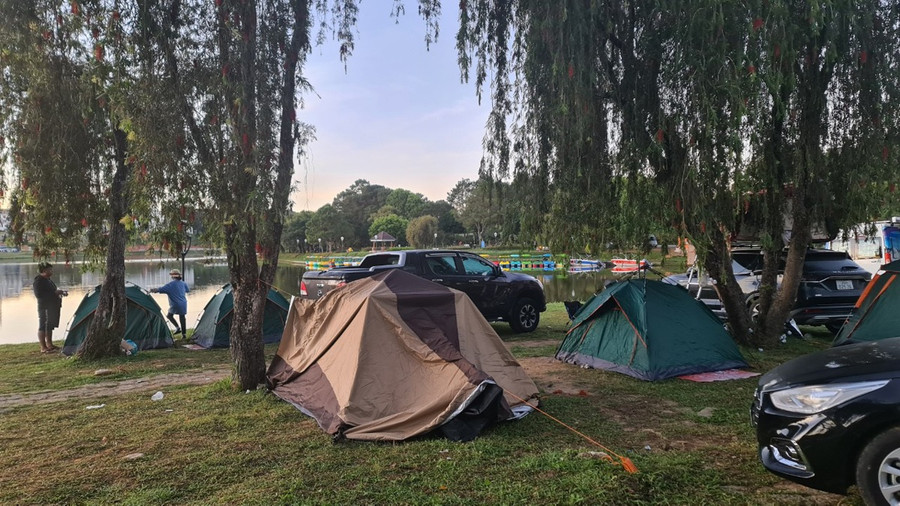  Du khách cần ý thức bảo vệ môi trường và cảnh quan, giữ gìn vệ sinh khi đi du lịch. Ảnh: LV