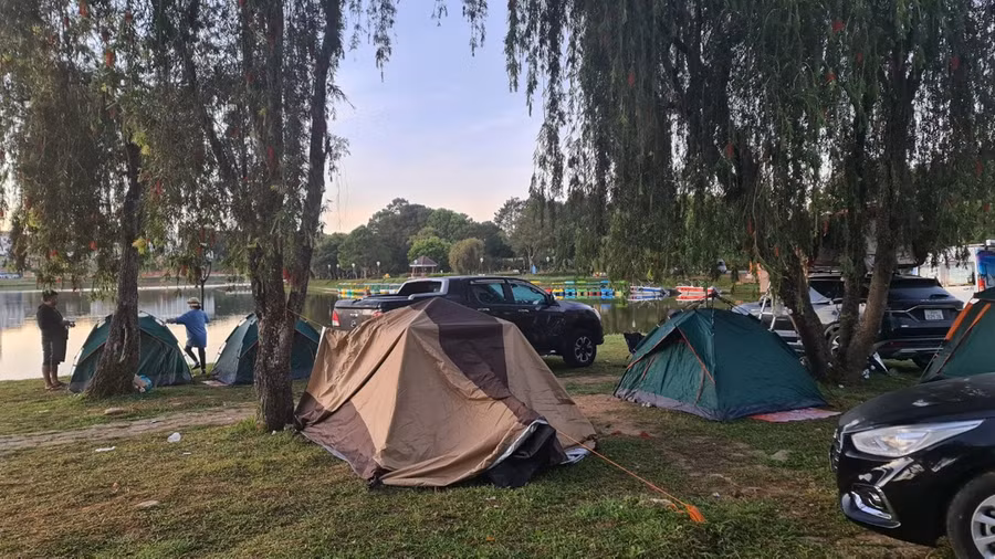  Du khách cần ý thức bảo vệ môi trường và cảnh quan, giữ gìn vệ sinh khi đi du lịch. Ảnh: LV