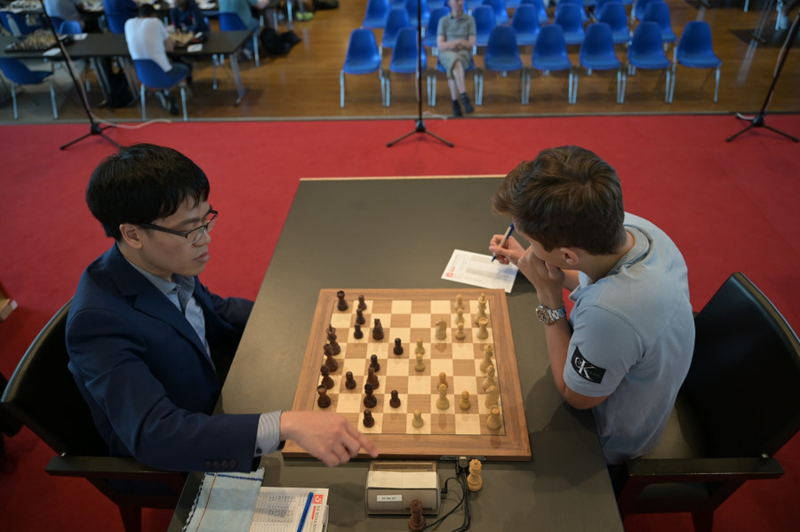 Lê Quang Liêm cùng Andrey Esipenko thi đấu ván cuối Festival cờ vua Biel 2022. Ảnh: BCF