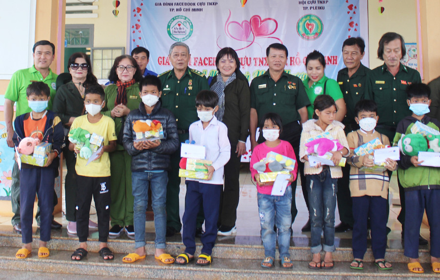 Hội Cựu TNXP TP. Pleiku phối hợp Gia đình Facebook Hội Cựu TNXP TP. Hồ Chí Minh tặng quà cho học sinh khó khăn xã Tân Sơn. Ảnh: Phan Lài Hội Cựu TNXP TP. Pleiku phối hợp Gia đình Facebook Hội Cựu TNXP TP. Hồ Chí Minh tặng quà cho học sinh khó khăn xã Tân Sơn. Ảnh: Phan Lài