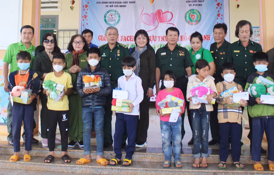  Hội Cựu TNXP TP. Pleiku phối hợp Gia đình Facebook Hội Cựu TNXP TP. Hồ Chí Minh tặng quà cho học sinh khó khăn xã Tân Sơn. Ảnh: Phan Lài
