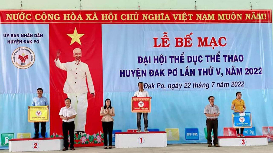 Ban tổ chức trao giải nhất, nhì, ba toàn đoàn cho các Đoàn tham gia. Ảnh: Tuyết Mai