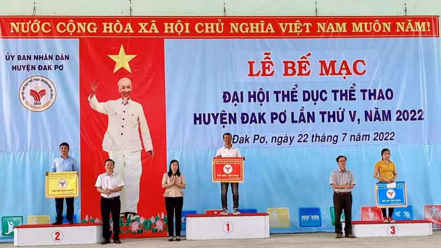 Ban tổ chức trao giải nhất, nhì, ba toàn đoàn cho các Đoàn tham gia. Ảnh: Tuyết Mai