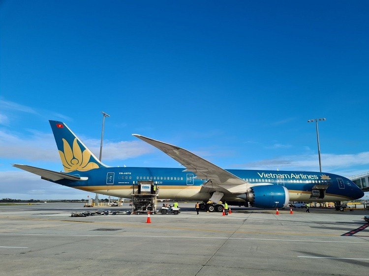 Từ ngày 1-8, Vietnam Airlines triển khai dịch vụ làm thủ tục trực tuyến (check-in online) cho hành khách khởi hành từ sân bay Sydney và Melbourne (Australia). Ảnh nguồn: VNA  Từ ngày 1/8, Vietnam Airlines triển khai dịch vụ làm thủ tục trực tuyến (check-in online) cho hành khách khởi hành từ sân bay Sydney và Melbourne (Australia). Ảnh nguồn: VNA
