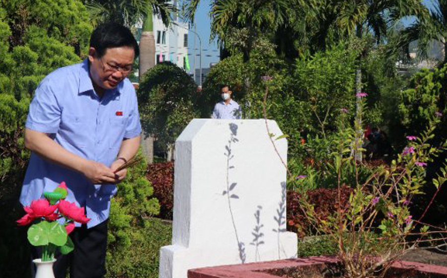 Chủ tịch Quốc hội Vương Đình Huệ dâng hương ở Nghĩa trang liệt sĩ TP. Quảng Ngãi. Ảnh: S.Phước