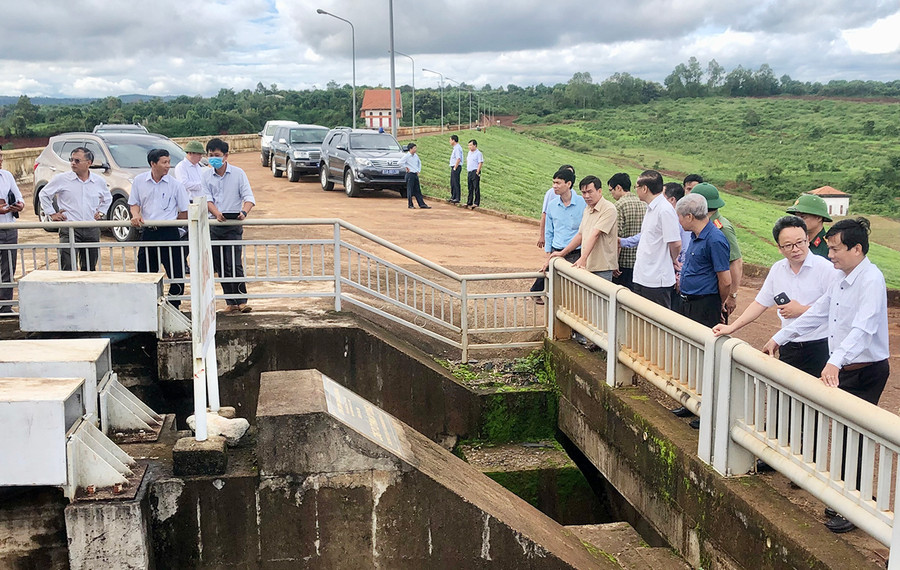 Đoàn kiểm tra công tác phòng-chống thiên tai của Trung ương đi kiểm tra công trình thủy lợi hồ chứa nước Ia Ring (xã Ia Tiêm, huyện Chư Sê). Ảnh: Lê Nam