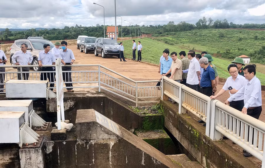 Đoàn kiểm tra công tác phòng-chống thiên tai của Trung ương đi kiểm tra công trình thủy lợi hồ chứa nước Ia Ring (xã Ia Tiêm, huyện Chư Sê). Ảnh: Lê Nam