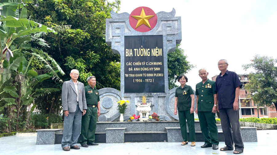 Bia tưởng niệm các chiến sĩ cách mạng đã anh dũng hy sinh tại Trại giam tù binh Pleiku (1966-1972) luôn được các đồng chí, đồng đội hương khói mỗi dịp lễ, Tết. Ảnh: Phương Duyên